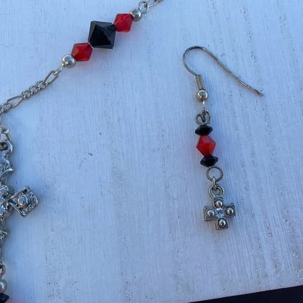 Necklace Earrings Set silvertone red black beads Cross link chain dangle earring